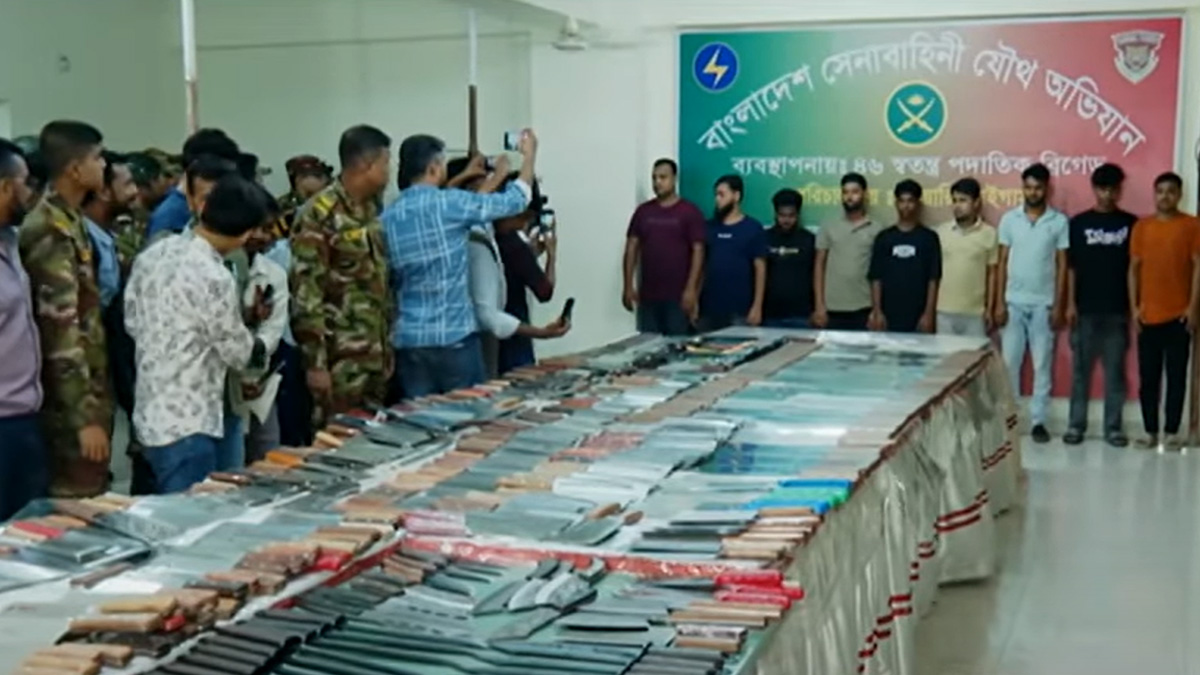 নিউমার্কেট থেকে বিপুল পরিমাণ ধারালো অস্ত্র জব্দ, গ্রেফতার ৯