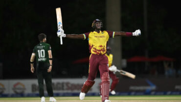 শেষ বলের নাটকীয়তায় পাকিস্তানকে হারিয়ে সিরিজে সমতা আনলো উইন্ডিজ