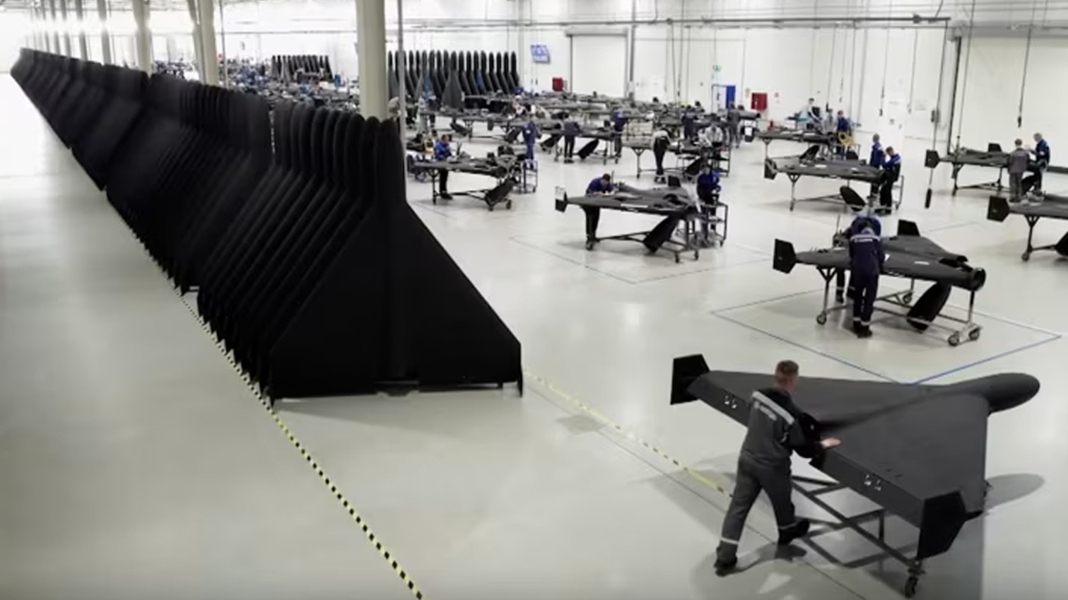 বিশাল ড্রোন কারখানা তৈরি করে ইরানি-নকশার ‘শাহেদ-১৩৬’  ড্রোন উৎপাদন রাশিয়ার