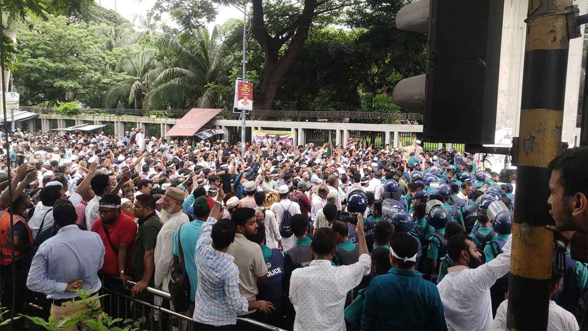 দাবি পূরণের আশ্বাসে শিক্ষকদের আন্দোলন স্থগিত