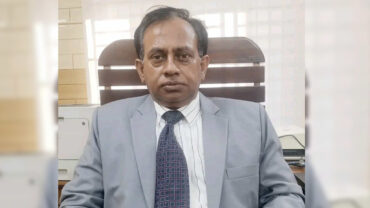 ১৭ বিয়ে করা সেই বন কর্মকর্তাকে হেফাজতে নিয়েছে পুলিশ