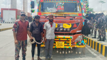 বেনাপোলে ভারতীয় ট্রাক থেকে পিস্তল ও গুলি জব্দ, ২ নাগরিক আটক