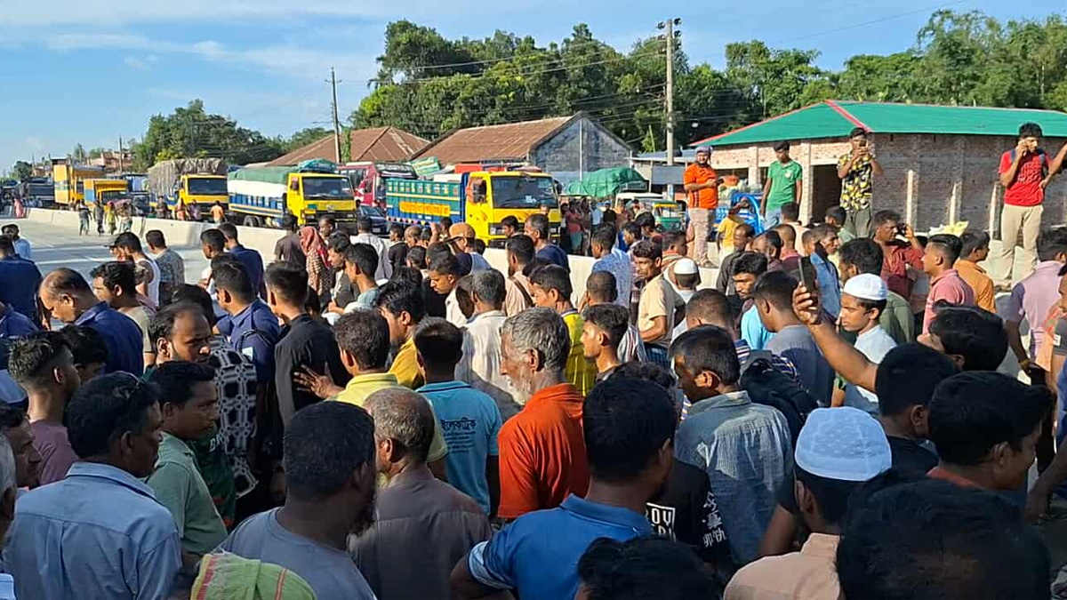 গাইবান্ধায় বাসের ধাক্কায় নারী নিহত, প্রতিবাদে সড়ক অবরোধ