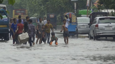 খাল দখল: অল্প বৃষ্টিতেই জলমগ্ন রাজধানীর সড়কগুলো, ভোগান্তি