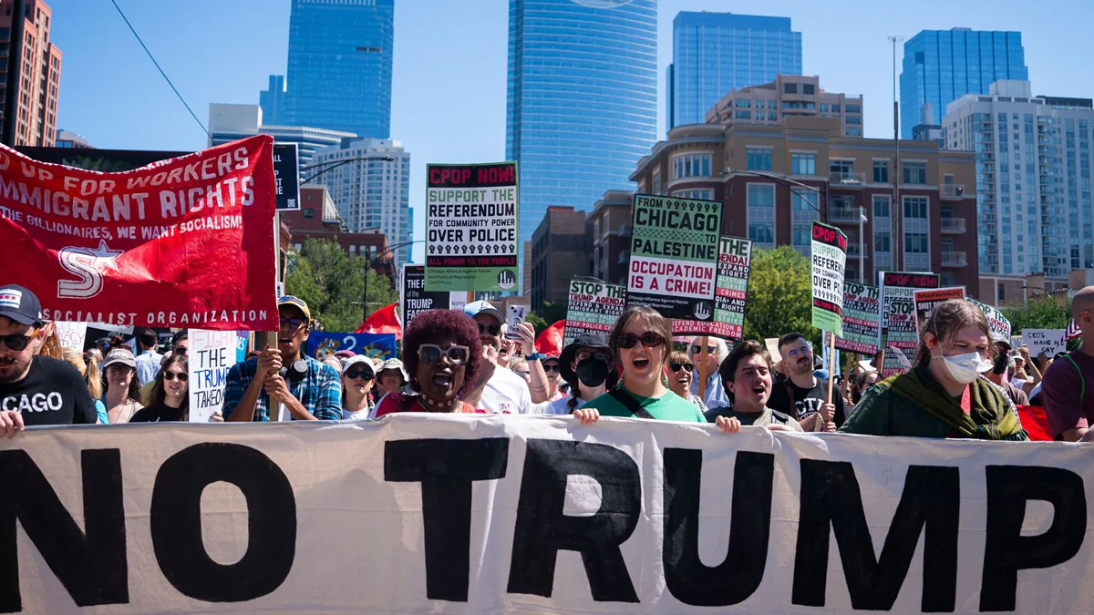 শ্রম দিবসের ছুটির শুরুতে ট্রাম্পের বিরুদ্ধে যুক্তরাষ্ট্রজুড়ে হাজারো মানুষের বিক্ষোভ