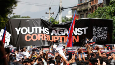 বিক্ষোভ তীব্রতর হওয়ায় মন্ত্রীদের নিরাপদ স্থানে সরিয়ে নিয়ে যাচ্ছে নেপালের সেনাবাহিনী