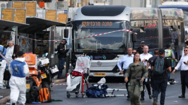 জেরুজালেমে বন্দুকধারীদের গুলিতে নিহত ৫