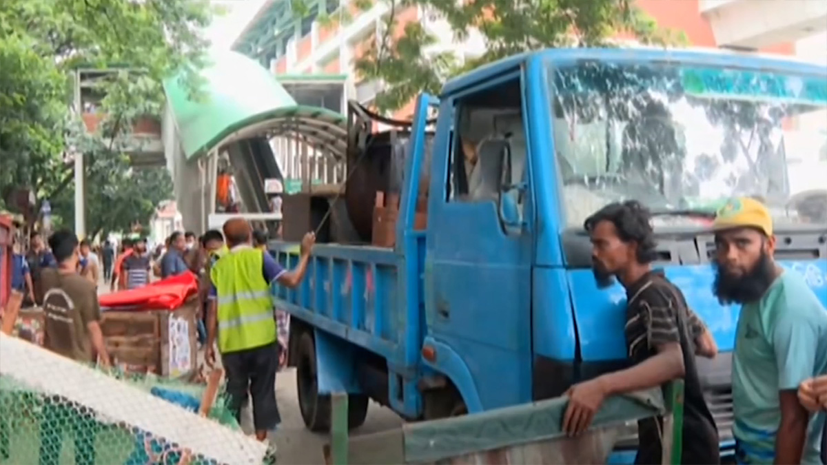 মেট্রোরেলের আগারগাঁও স্টেশনের নিচের অবৈধ স্থাপনা উচ্ছেদে অভিযান