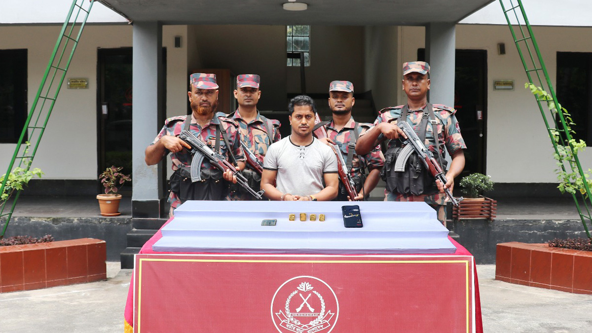 যশোরে ৪টি স্বর্ণের বারসহ চোরাকারবারি আটক
