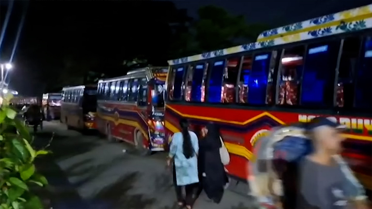 জাবি ছাত্রীকে ধাক্কা দিয়ে ফেলে দেয়ার অভিযোগে আটক ২৮টি বাস ছেড়ে দিয়েছে শিক্ষার্থীরা