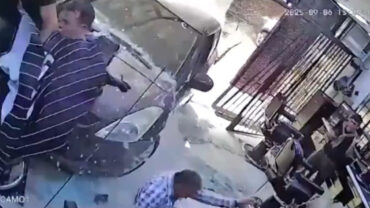 চলন্ত গাড়ি ঢুকে পড়লো সেলুনে, আহত ২