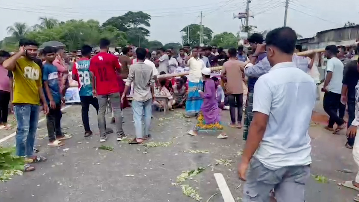 আসন বিন্যাসের প্রতিবাদে আজও ভাঙ্গায় মহাসড়ক-রেলপথ অবরোধ