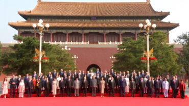 ‘ভিক্টরি ডে’ উপলক্ষ্যে বিশ্ব নেতাদের সাথে ঐতিহাসিক গ্রুপ ছবি তুললেন শি জিনপিং